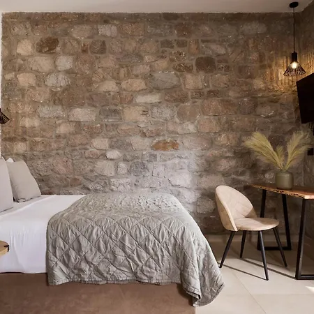 Kedros Milos Suites Aparthotel