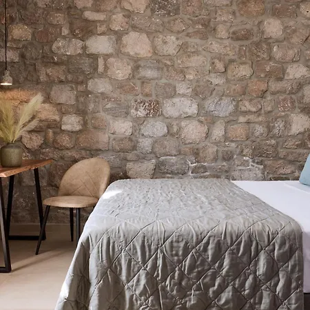 Kedros Milos Suites Aparthotel *